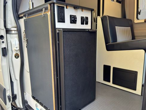 Used 2020 Mercedes-Benz Sprinter 2500 w/ Premium Plus Package image 52