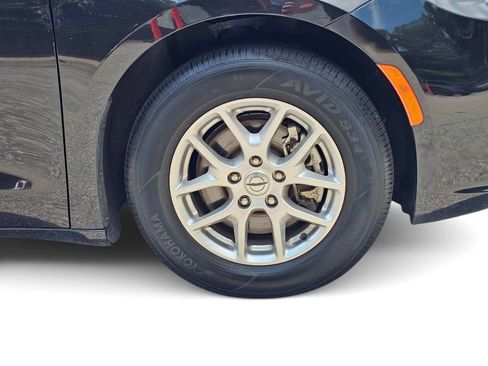 Used 2023 Chrysler Pacifica Touring-L FWD image 13