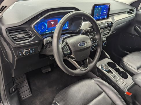 Used 2022 Ford Escape Titanium image 3