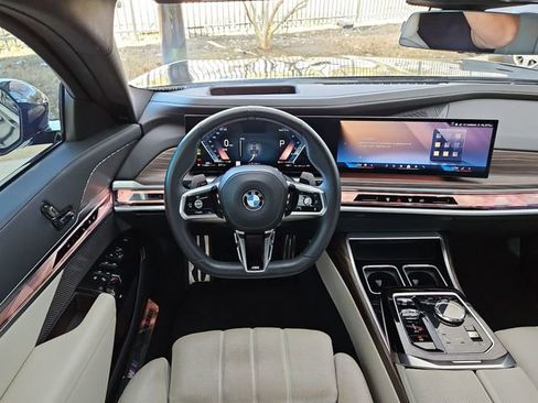 Used 2023 BMW 740i image 12