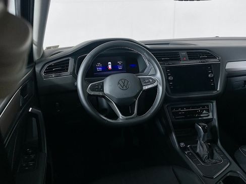 Used 2022 Volkswagen Tiguan SE w/ Panoramic Sunroof Package image 17