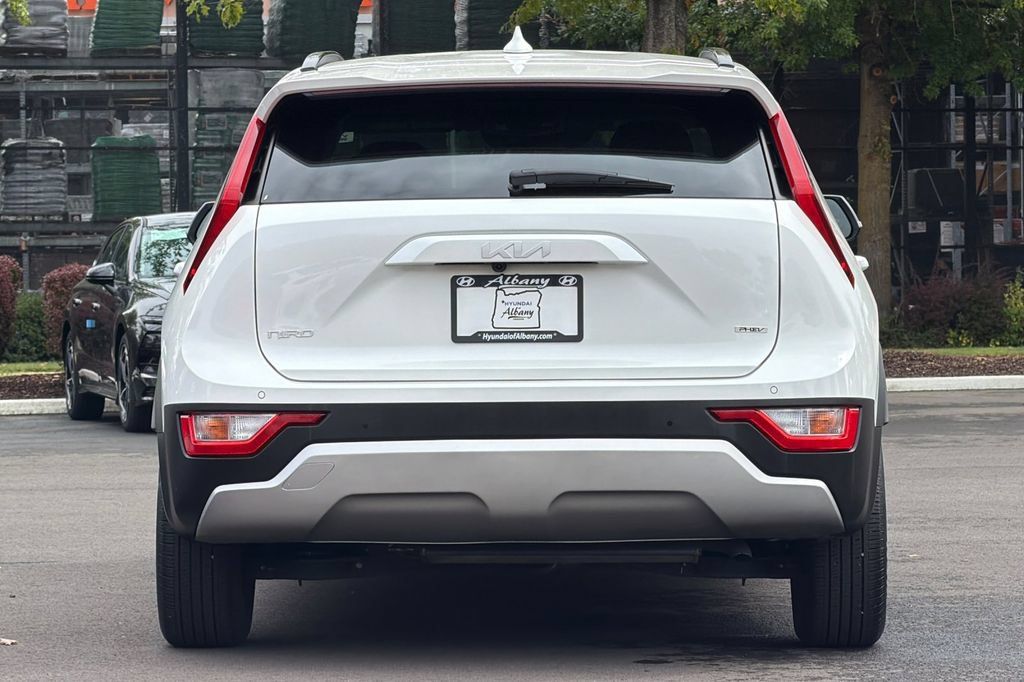 Used 2024 Kia Niro EX w/ EX Cold Weather Package FWD image 5