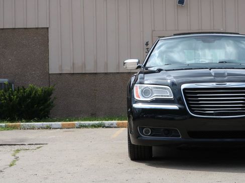 Used 2011 Chrysler 300 C AWD/4WD image 4