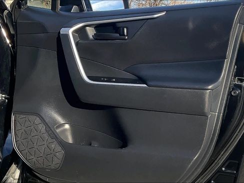 Used 2020 Toyota RAV4 LE image 22