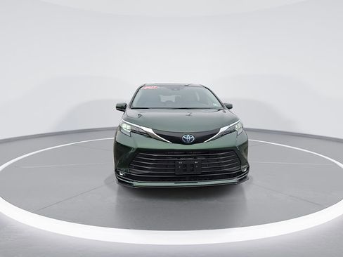 Used 2025 Toyota Sienna XLE image 3