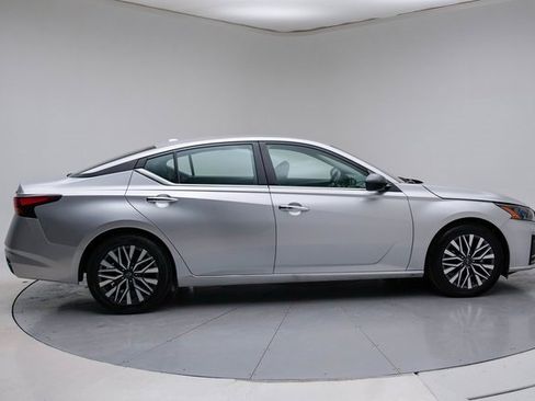 Used 2024 Nissan Altima 2.5 SV image 12