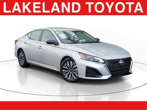 Used 2024 Nissan Altima 2.5 SV FWD image 1