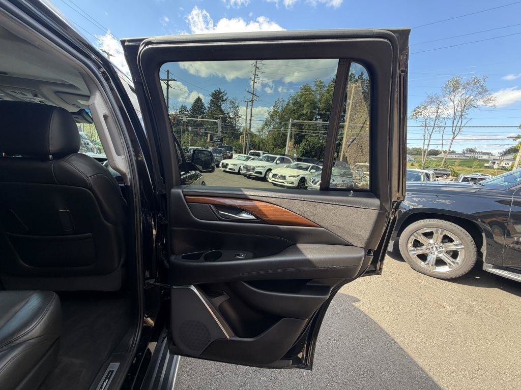 Used 2017 Cadillac Escalade Luxury AWD/4WD image 18