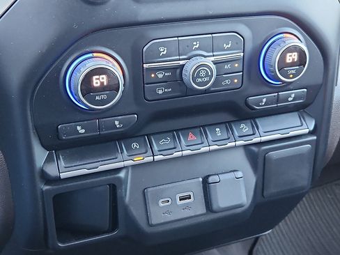 Used 2022 Chevrolet Silverado 1500 LT w/ Z71 Off-Road Package image 11