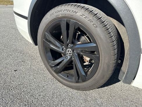 Used 2023 Volkswagen Tiguan SE R-Line image 9