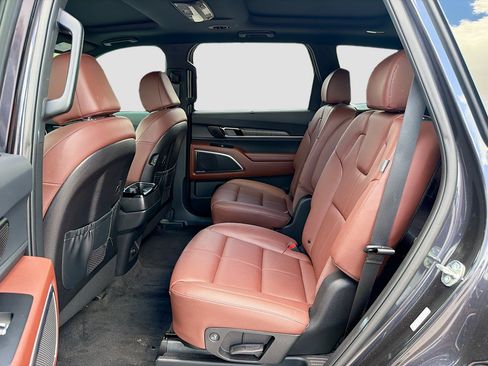 Used 2025 Kia Telluride SX w/ SX Captain's Chair Package FWD image 22