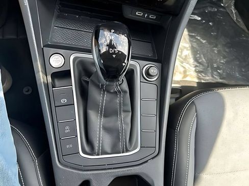 Used 2025 Volkswagen Jetta SE FWD image 32