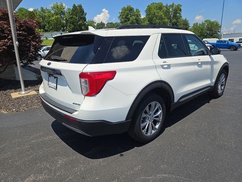 Certified 2022 Ford Explorer XLT w/ Equipment Group 202A image 3