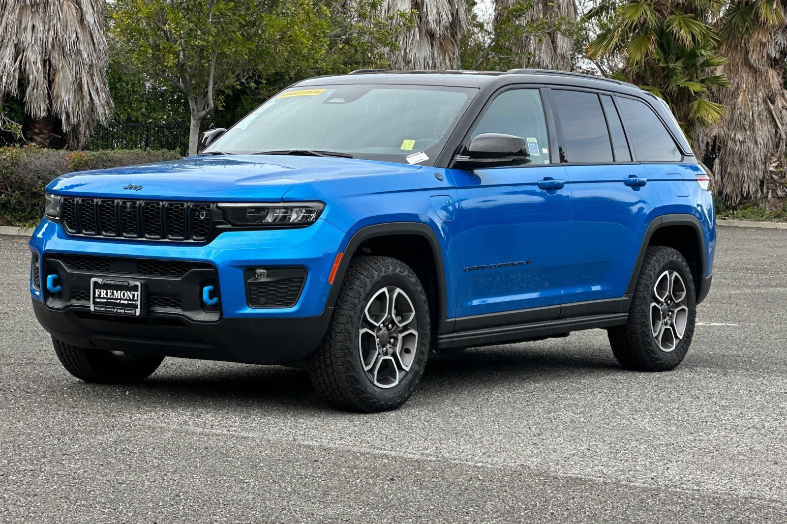 New 2023 Jeep Grand Cherokee Trailhawk w/ Advanced Protech Group II AWD/4WD image 7