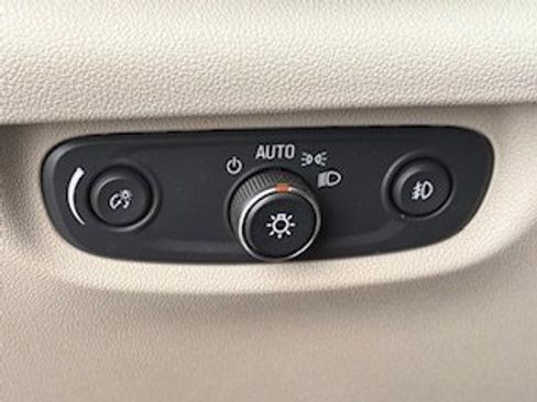 Used 2018 Buick Regal Essence w/ Driver Confidence Package #1 image 10