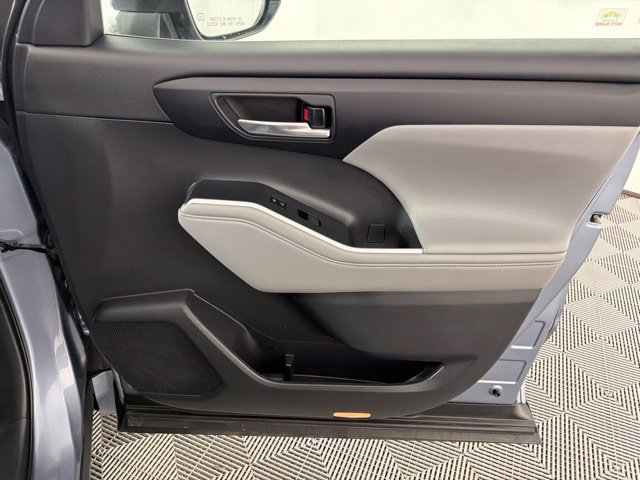 Used 2020 Toyota Highlander XLE AWD/4WD image 32