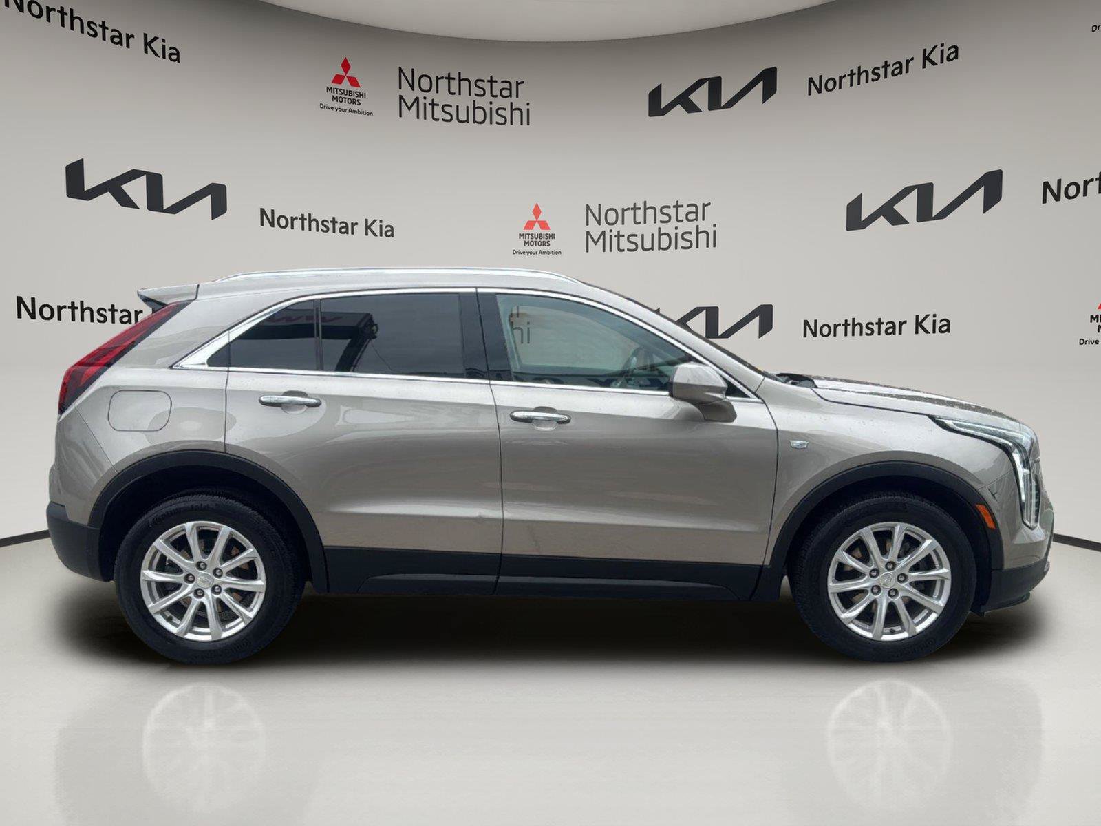 Used 2022 Cadillac XT4 Luxury w/ Cold Weather Package AWD/4WD image 8