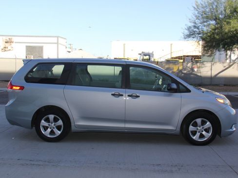 Used 2014 Toyota Sienna L image 4