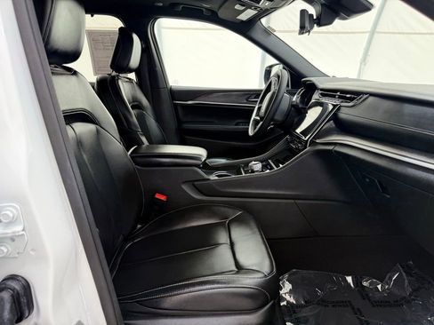 Used 2024 Jeep Grand Cherokee L Limited w/ Luxury Tech Group II image 19