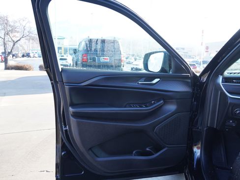 Used 2024 Jeep Grand Cherokee Altitude image 17