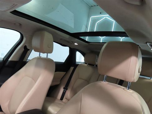Used 2020 Jaguar F-PACE Premium image 18