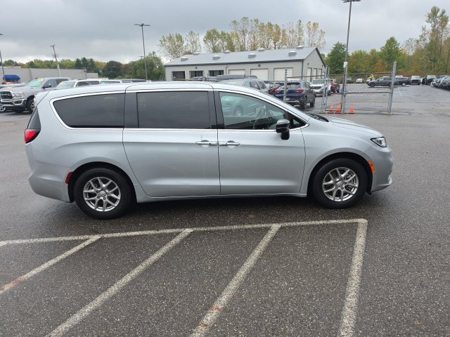 Used 2026 Chrysler Pacifica Select FWD image 2