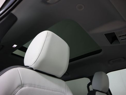 Used 2025 Land Rover Defender 110 S image 19