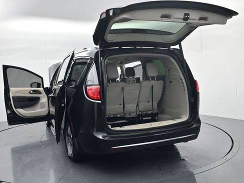 Used 2018 Chrysler Pacifica Touring-L Plus w/ Tire & Wheel Group image 70