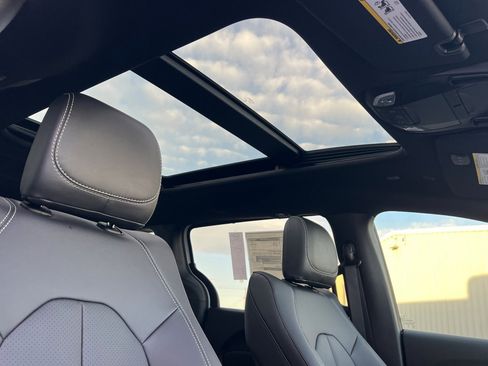 New 2026 Chrysler Pacifica Select image 16