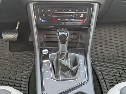 Certified 2025 Volkswagen Taos SE FWD image 19