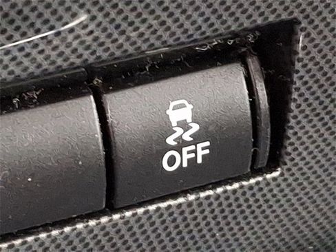 Used 2014 Dodge Challenger SXT image 24