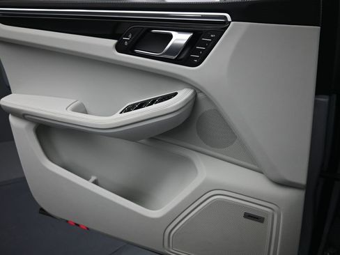 Certified 2025 Porsche Macan image 26