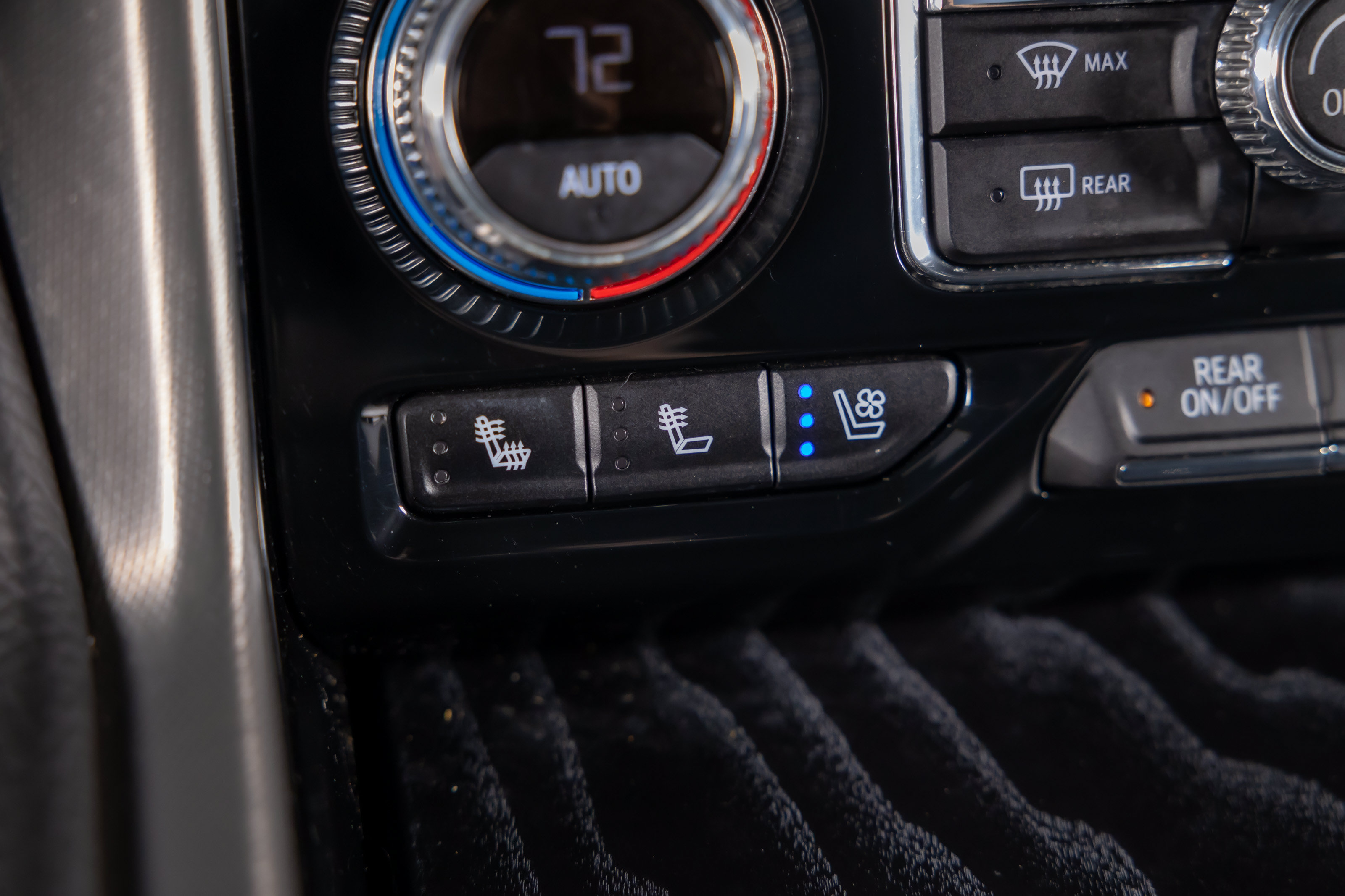 Used 2023 GMC Yukon XL Denali AWD/4WD image 16