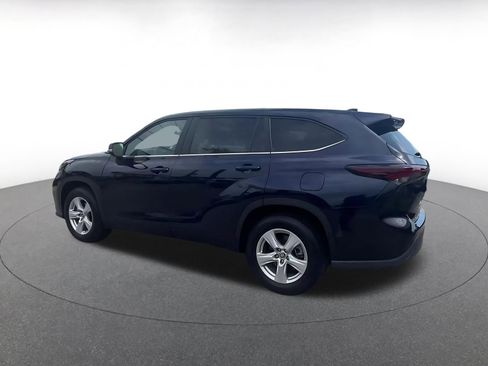 Used 2025 Toyota Highlander LE FWD image 10