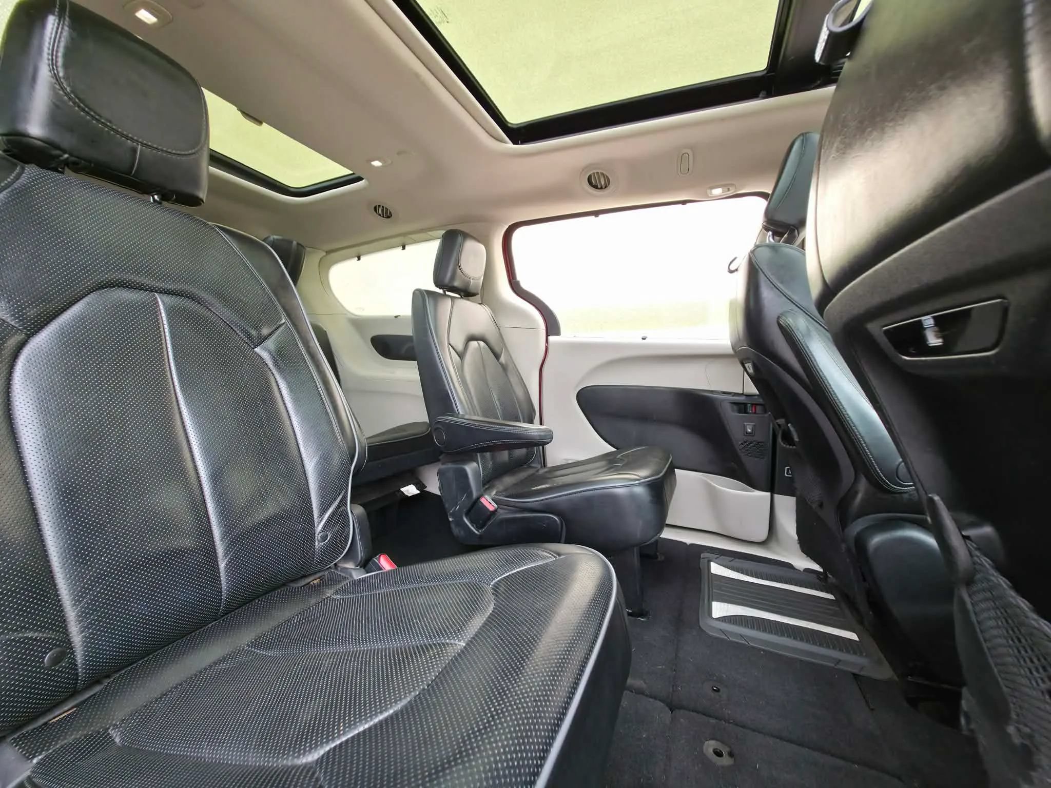 Used 2018 Chrysler Pacifica Limited FWD image 16
