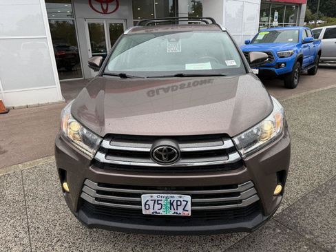 Certified 2018 Toyota Highlander Limited Platinum AWD/4WD image 9