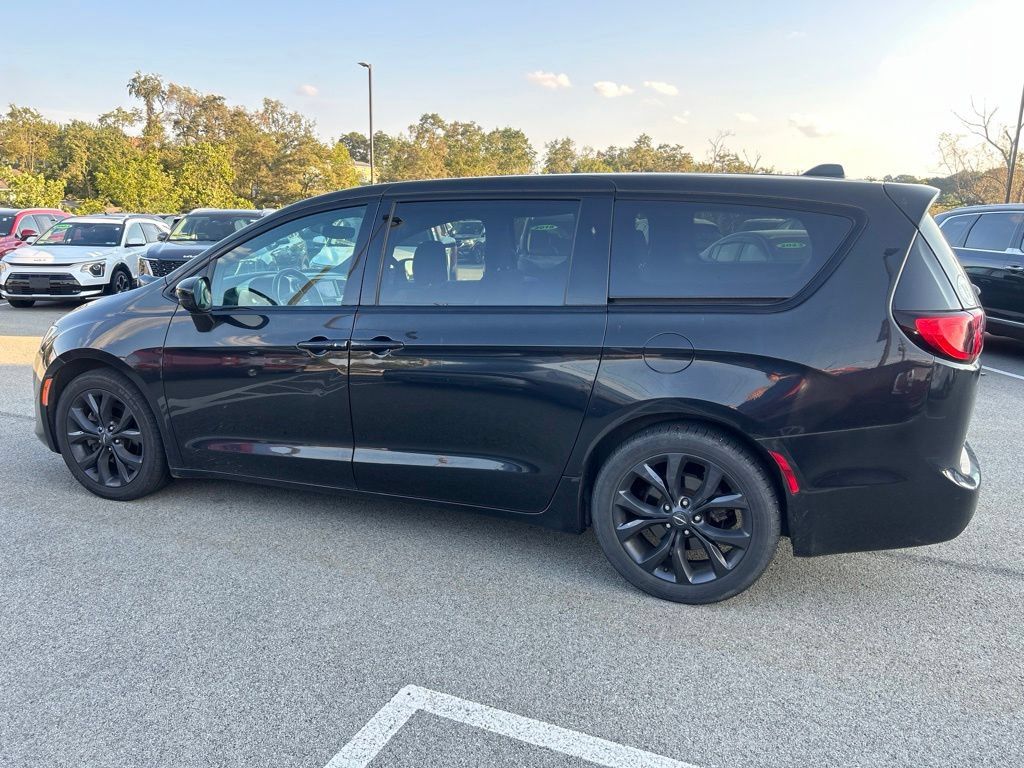 Used 2019 Chrysler Pacifica Touring Plus w/ S Appearance Package FWD image 4