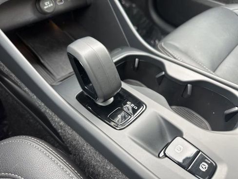 Certified 2025 Volvo XC40 B5 Core image 17