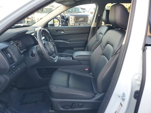 Used 2025 Nissan Pathfinder SL image 12
