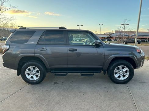 Used 2021 Toyota 4Runner SR5 Premium w/ Moonroof Package AWD/4WD image 10
