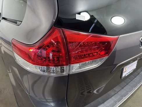 Used 2013 Toyota Sienna XLE image 31