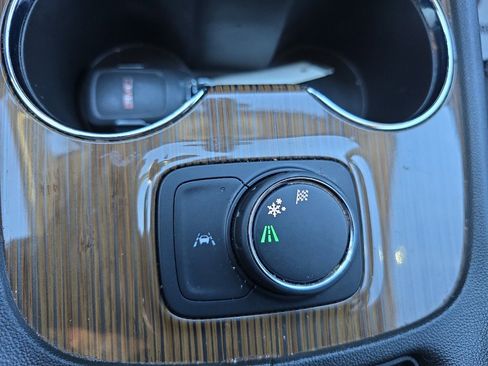 Used 2023 GMC Acadia SLE image 30