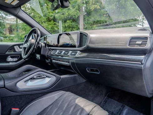 Used 2025 Mercedes-Benz Maybach GLS 600 4MATIC image 31