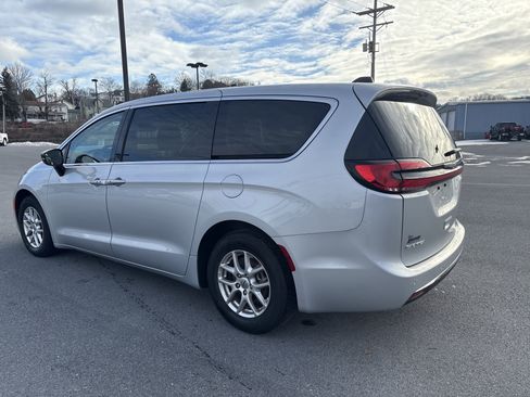 Used 2024 Chrysler Pacifica Touring-L image 6