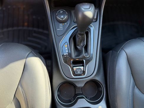 Used 2019 Jeep Cherokee Limited image 19