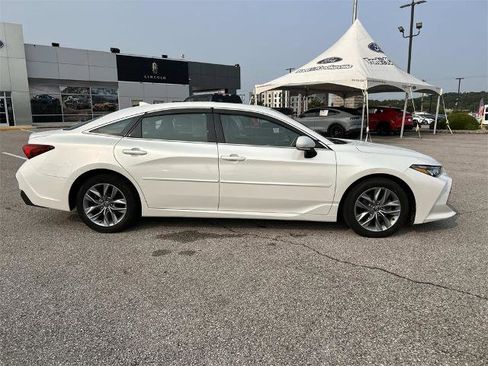 Used 2019 Toyota Avalon XLE image 3