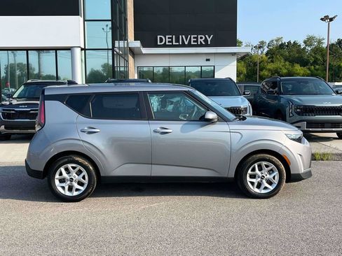 Used 2025 Kia Soul LX w/ LX Technology Package FWD image 25