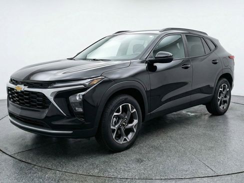 Used 2025 Chevrolet Trax LT FWD image 3