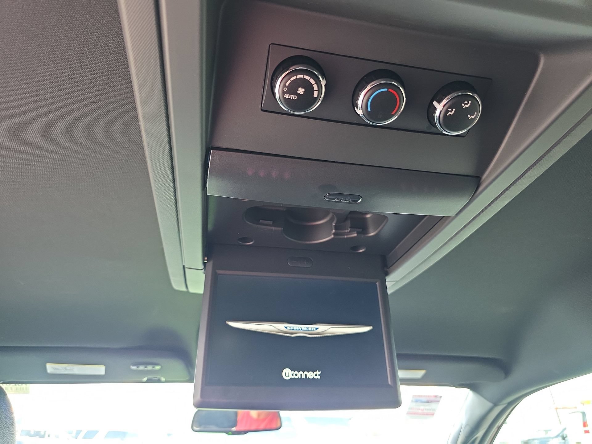 Used 2016 Chrysler Town & Country S FWD image 14