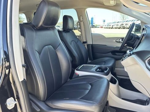 Used 2024 Chrysler Pacifica Touring-L image 30